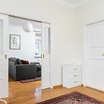 Classy Flat,2-br,private Parking,smart Tv Apartament