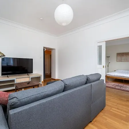 Classy Flat,2-br,private Parking,smart Tv Апартаменты *